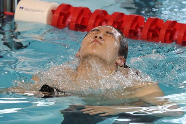 14일 오전 경북 김천실내수영장에서 열린 제102회 전국체육대회 수영 남자 고등부 혼계영 400m 결승에 서울 선수단 마지막 영자로 출전한?황선우(서울체고)가 1위로 터치패드를 찍고 기록을 확인한 뒤 믿기지 않는 듯 머리를 적시고 있다. 황선우가 역영을 펼친 서울 선발팀은 3분43초07의 기록으로 우승했다. 황선우는 이날 금메달 하나를 추가하며 이번 전국체전에서 5관왕을 차지했다. 뉴스1