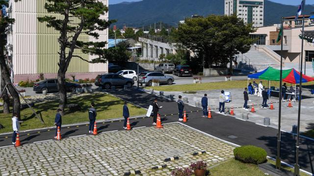 영주시 풍기읍 A중학교 학생 코로나19 집단감염이 발생한 18일 풍기읍사무소에 마련된 이동식 선별진료소에서 학생과 시민들이 검사를 받기 위해 줄을 서 있다. 영주시 제공