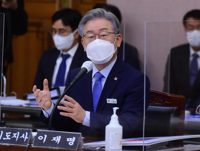 더불어민주당 대선 후보인 이재명 경기지사가 18일 경기도청에서 열린 국회 행정안전위원회의 경기도에 대한 국정감사에서 의원 질의에 답하고 있다. 국회사진기자단