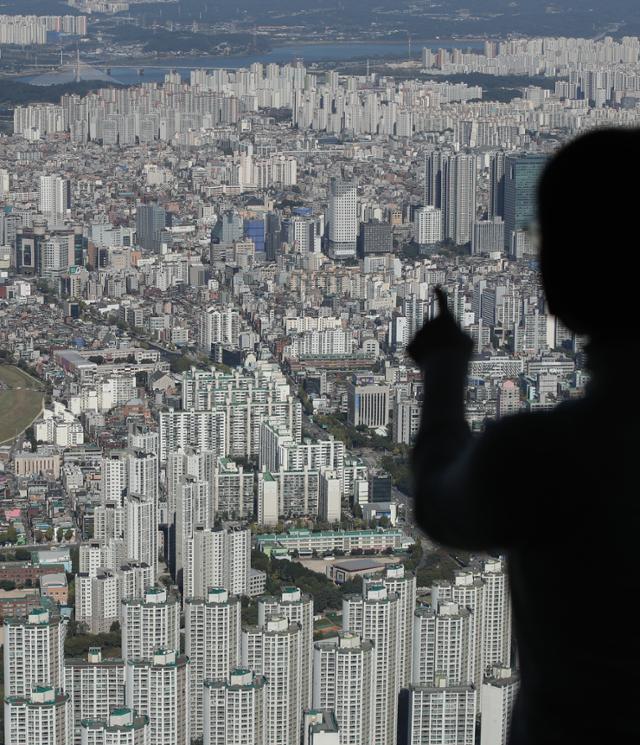 서울 송파구 롯데월드타워 전망대 서울스카이에서 바라본 서울 시내 아파트와 오피스텔. 뉴시스