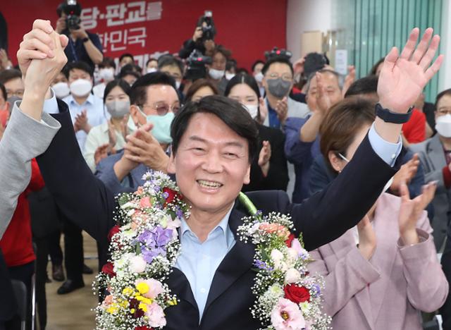 경기 성남 분당갑 국회의원 보궐선거에 출마한 국민의힘 안철수 후보가 1일 밤 당선이 확실시 되자 분당 선거사무소에서 꽃을 받아들고 환호하고 있다. 경기사진공동취재단