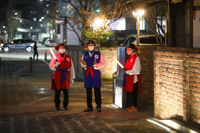 은빛순라군이 지난 3월 대구 중구 계산동2가 이상화고택 인근에서 순찰을 하고 있다. 대구 중구 제공