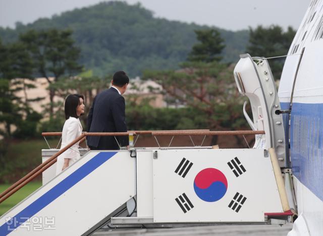 윤석열 대통령과 김건희 여사가 스페인 마드리드에서 열리는 북대서양조약기구(나토) 정상회의 참석을 위해 27일 경기 성남 서울공항에 도착, 공군 1호기에 오르고있다. 성남=서재훈 기자