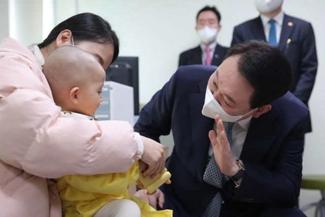 윤석열 대통령이 22일 서울 종로구 서울대 어린이병원을 찾아 환아와 보호자를 격려하고 있다. 서재훈 기자