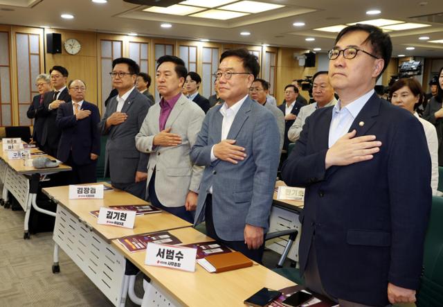 서범수(오른쪽 두 번째) 국민의힘 사무총장을 비롯한 참석자들이 16일 국회 의원회관 세미나실에서 열린 '가짜뉴스 방치하는 플랫폼, 공적책임 강화' 정책토론회에서 국민의례를 하고 있다. 앞줄 오른쪽부터 국민의힘 최형두 의원, 서 사무총장, 김기현 의원, 김장겸 의원. 뉴시스