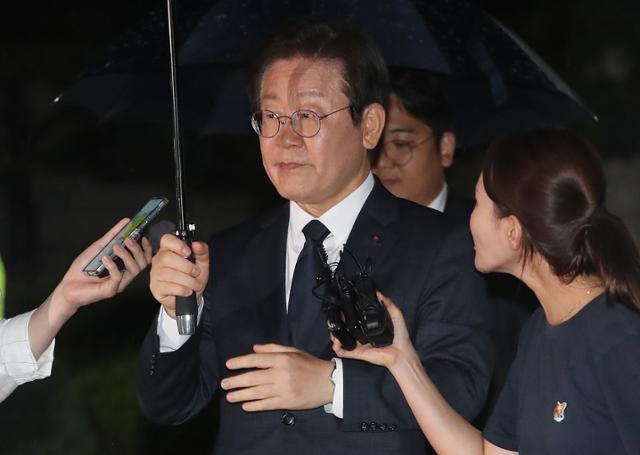 이재명 더불어민주당 대표가 20일 서울 서초구 서울중앙지법에서 열린 공직선거법 위반 관련 결심 공판을 마친 뒤 법원을 나서고 있다. 검찰은 이날 이 대표에게 징역 2년을 구형했다. 뉴스1