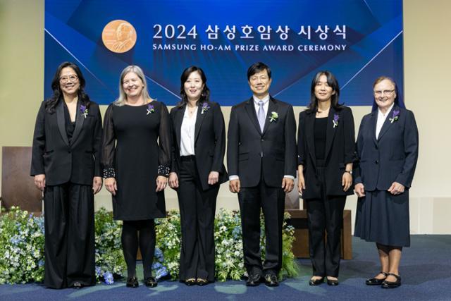 "천천히, 걸어가 보려고 한다"…기업들도 응원했던 '30년 차 소설가' 한강