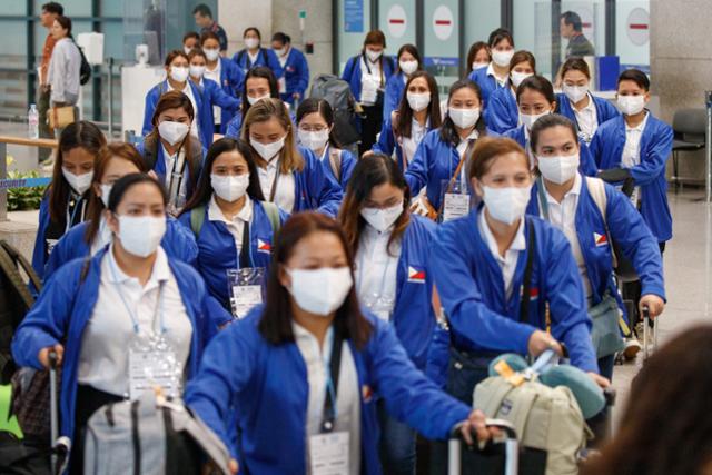 '무단 이탈' 필리핀 가사관리사 2명 강제 출국