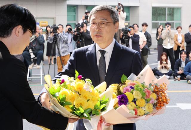 정근식 서울교육감 첫 출근… "1호 결재는 학습진단치유센터 설치"