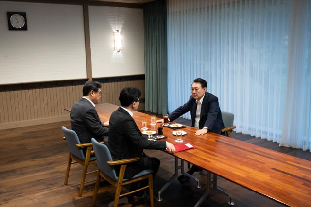 韓, '한남동 라인' 실명까지 언급했지만...냉랭한 尹 반응에 브리핑 접어