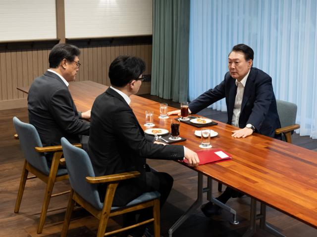 尹, 한동훈과 '맹탕 회동' 직후 추경호 '따로' 불렀다