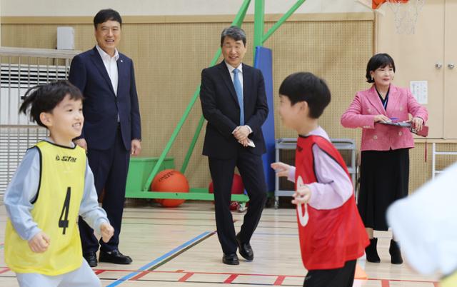 “다른 애들 영어·수학 배울 때 종이만 접나”… 학생 참여율 반토막 난 늘봄학교