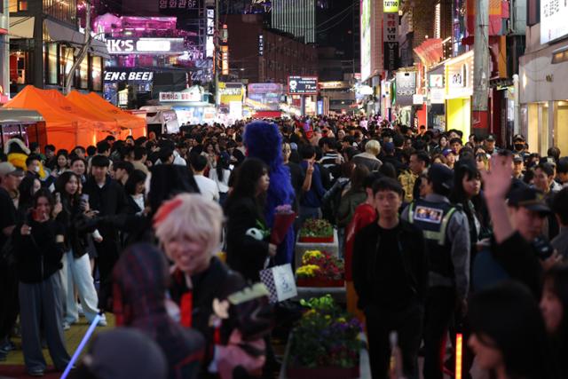 [현장] "신나게 놀자"→ "살피며 즐기자"... '이태원 그날'이 바꾼 거리축제 분위기