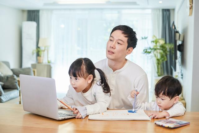 남성 육아휴직 비율 높아졌다지만…40%는 '6개월 미만' 사용