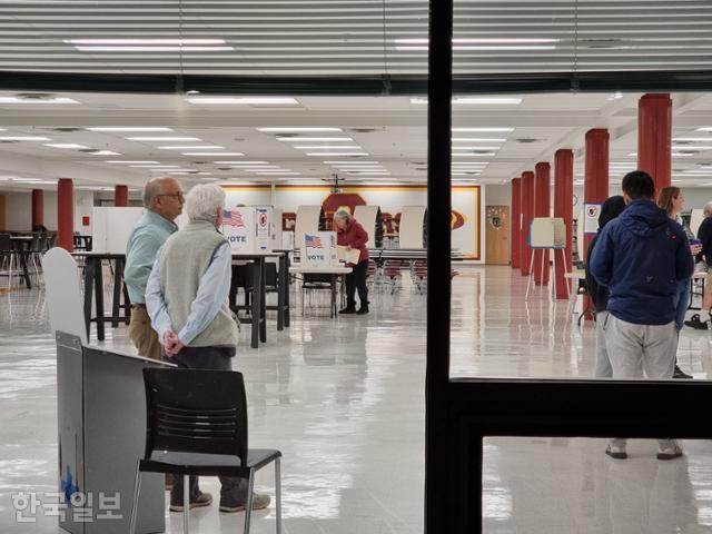 “정말 중요한 투표, 오늘을 기다렸다”… 해리스·트럼프, 이제 승패의 시간