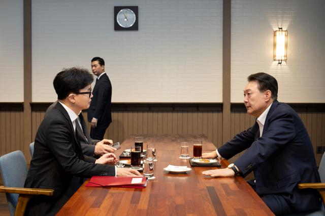 한동훈, 尹 기자회견에 "더 겸손하고 겸허해야… 특감 임명 즉시 추진"