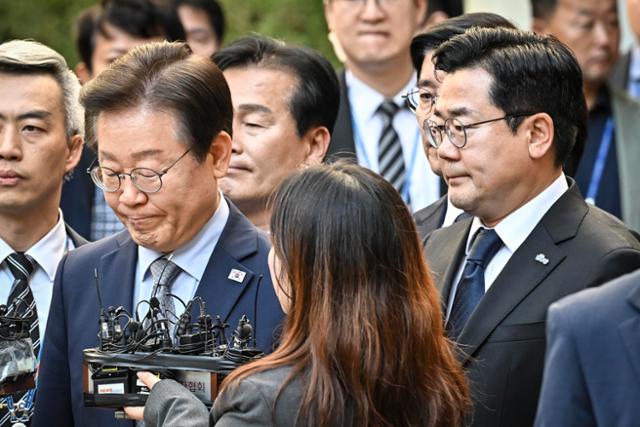 엷은 미소 짓다 표정 굳은 이재명 "수긍하기 어려운 결론, 항소하겠다"