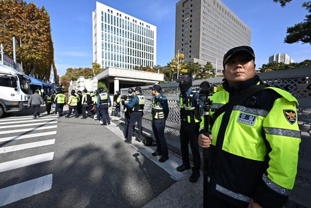 "이재명 유죄" vs "검찰 해체"… 법원 앞엔 지지자, 보수단체 동시 집회