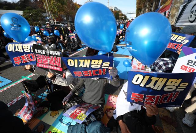 "이재명 무죄" 속보 쏟아지자... 서초역은 열광, 교대역은 탄식