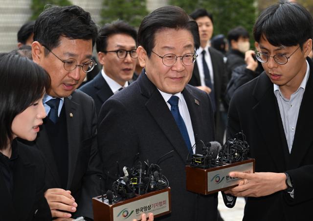 환한 미소에 여유 보인 이재명... "법과 상식에 따르지 않겠느냐"