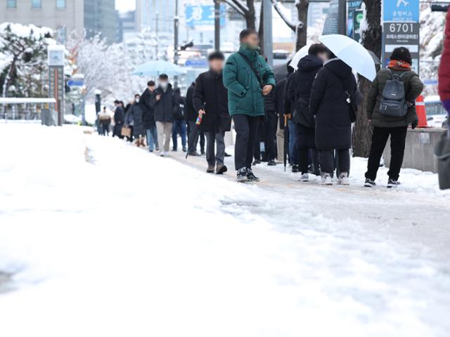 서울 눈 최대 40cm 쌓여 제설 총력... 출근길 지하철 45회 증회