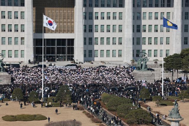 이재명 "尹, 계엄 또 시도하고 국지전 할 것"… 탄핵안 발의에 장외 총공세