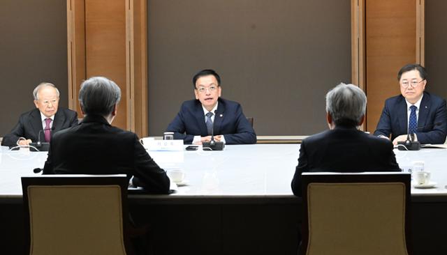 경제단체 만난 최상목..."기업 경영에 영향 없게 대응하겠다"