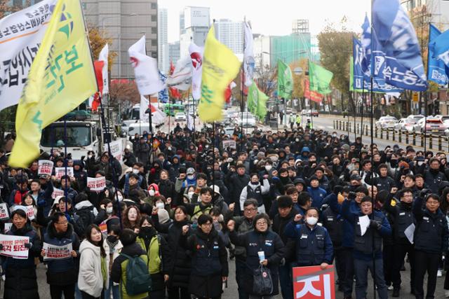 "윤석열은 물러나라"... 거리에서, 모교에서 촛불과 함께 커지는 퇴진 요구