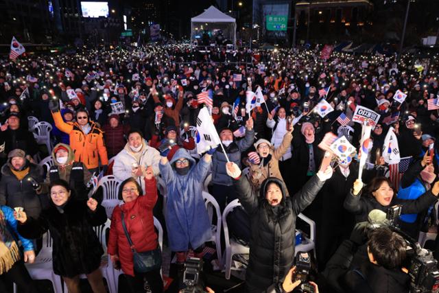 [현장] “우리가 이겼다”… 尹 탄핵 부결 가능성에 광화문 보수단체 축제 분위기