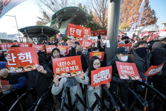 국회 앞 '정권퇴진' 집회 중 시너로 분신 시도… 미수에 그쳐