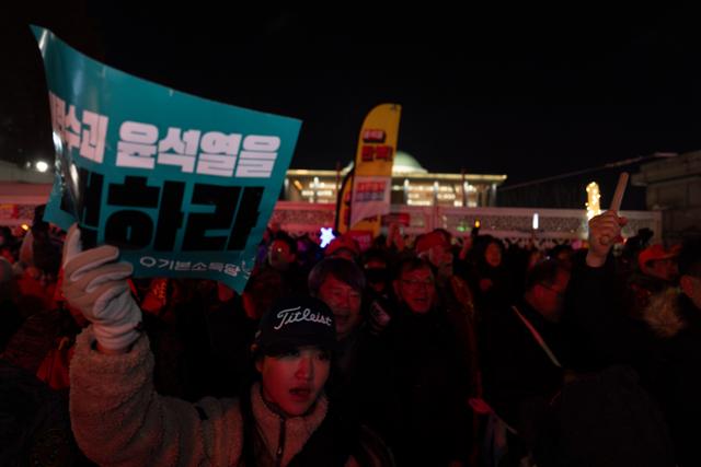 외신 "여당 尹 탄핵안 보이콧에 투표 불성립… 한국 정치권 갈등 예상"