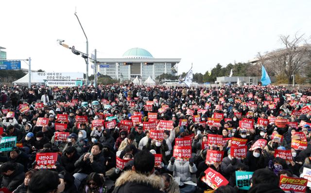 일본 언론 "윤 대통령 계엄령 인정한 한국 여당… 허무한 한국인들"