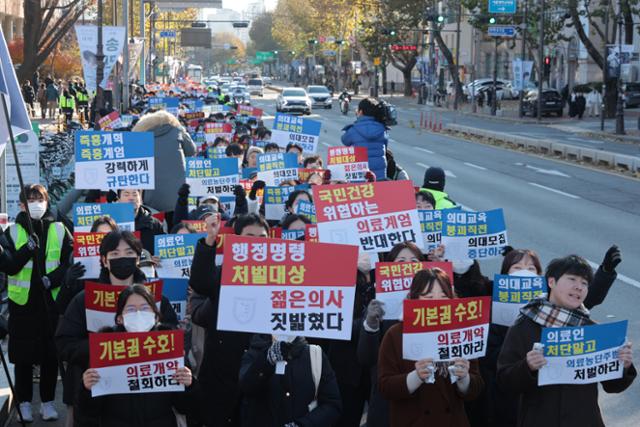 이번 주 수시 발표인데···탄핵 시국에 의대 증원 엎겠다는 의사들