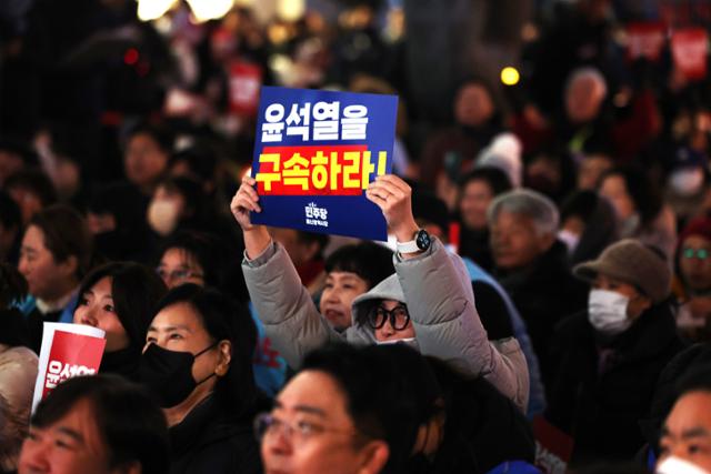 "시끄럽다" 울산서 尹 퇴진 집회 참가 여성 폭행한 10대 체포