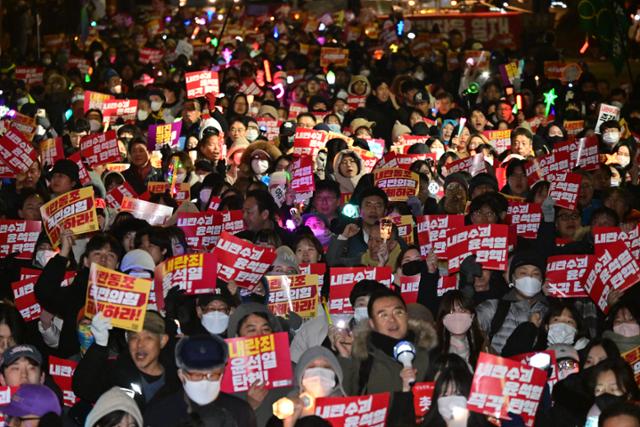 윤수일 '아파트'와 로제 '아파트'가 함께… 세대·성향 넘은 '평화 집회'