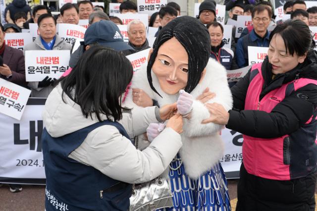 "윤석열 탄핵, 김건희 체포하라" 김건희 모교 학생들도 대자보