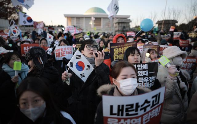 "국가 위기 빠트린 한국 지도자 벼랑 끝"... 외신도 탄핵 가결 긴급 보도