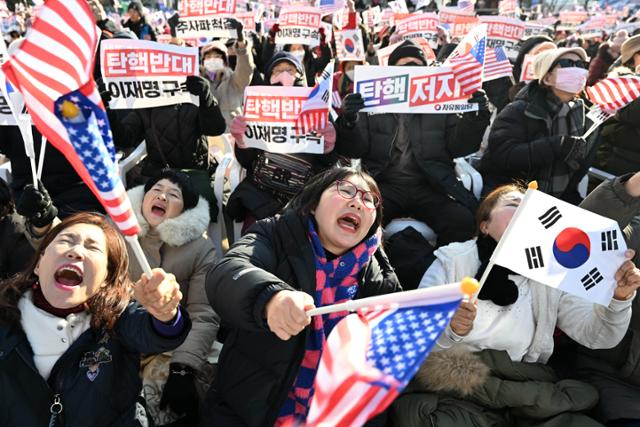 與, 의원 총회 중 광화문 집회 영상 '공유'하며 부결 독려