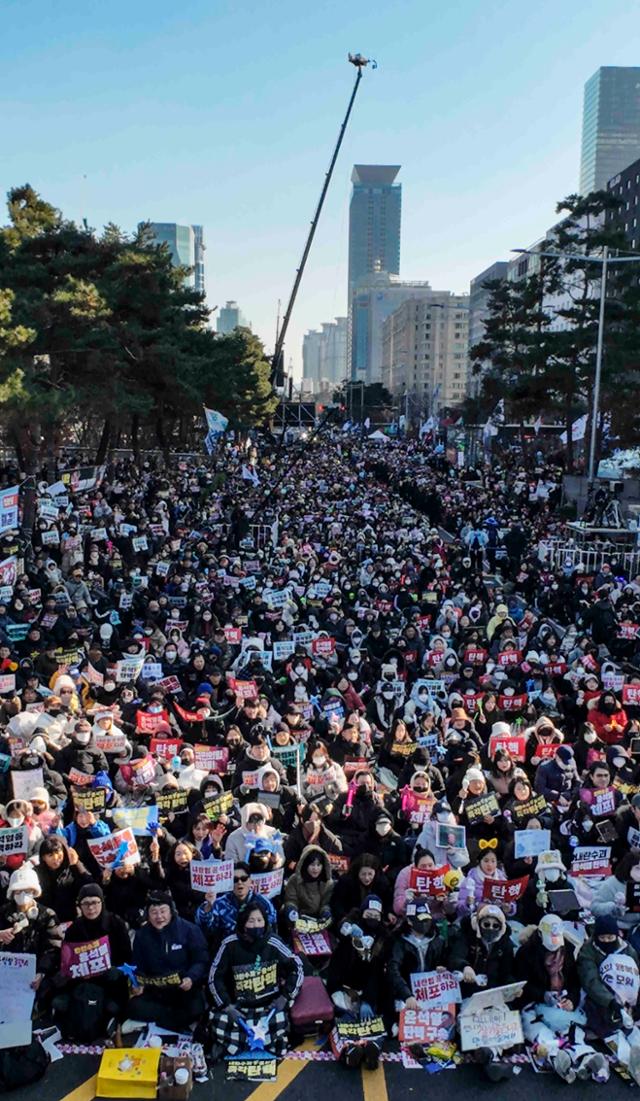 [현장] 7세 고사리손도 "尹 할아버지 물러나세요"… 곧 탄핵안 표결