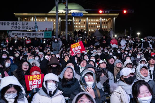 윤석열 대통령 탄핵소추안 표결 이뤄진 지난 7일... 여의도역 등 이용객 40만명