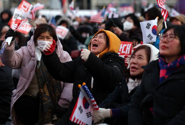 [현장] 尹 탄핵에 분노한 보수단체, 헌재 앞에서 "탄핵 무효" 외친다