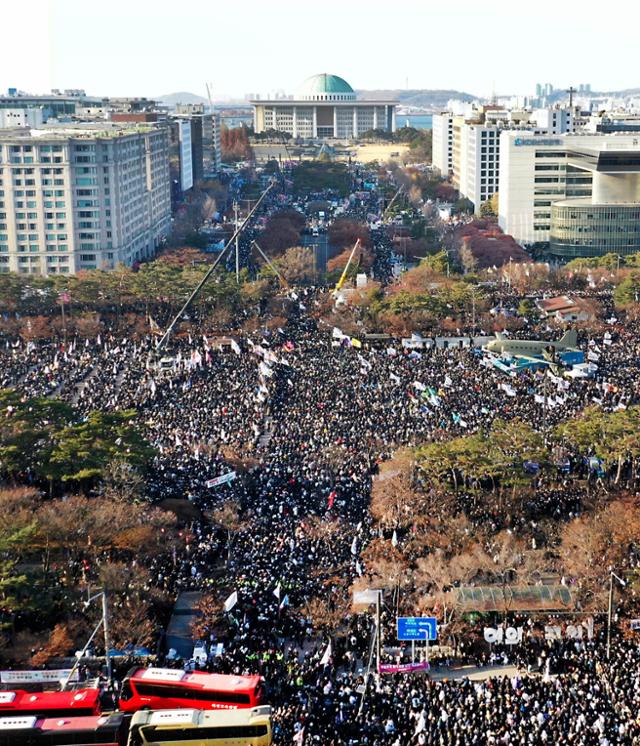 [현장] "우리가 해냈다" 외친 200만 시민들… '이젠 헌재가 응답하라'