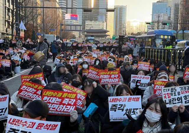 [현장] 여의도에서 광화문으로 옮겨온 K팝·응원봉… "이젠 헌재의 시간"