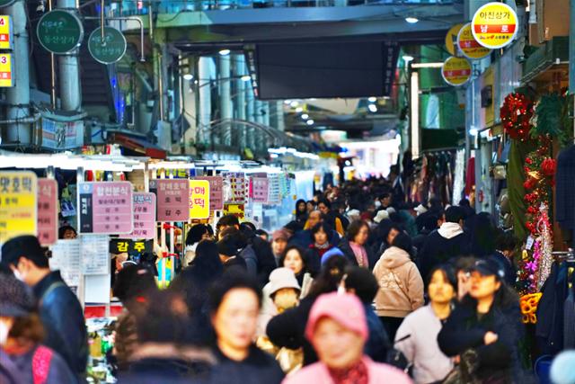 '물가상승·경기침체·비상계엄' 삼중고 직격탄... 커지는 전통시장 '곡소리'