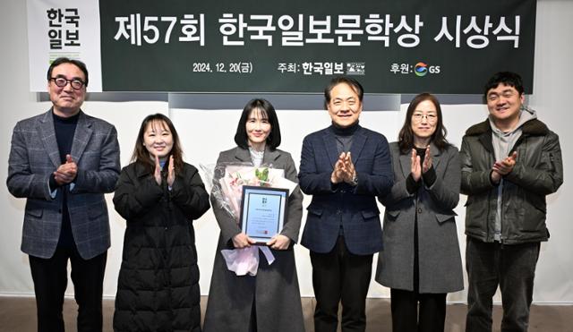 ‘한국일보문학상’ 위수정 “손바닥에 쥐여준 빛, 꺼지지 않도록 하겠다”