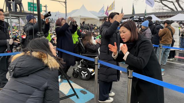 "계엄에 44년 전 공포 떠올라"… 농인들 '탄핵 집회'로 이끌었다