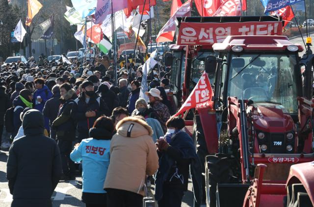 "경찰 차 빼라" "尹은 방 빼라"… '1박 2일 트랙터 시위' 29시간 만에 용산으로