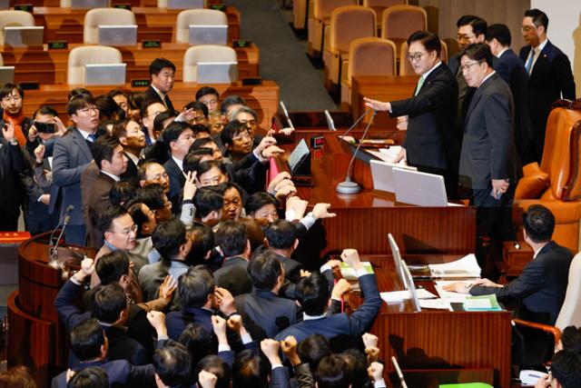  사상 초유 대행의 대행...개탄스러운 '시계 제로 한국'