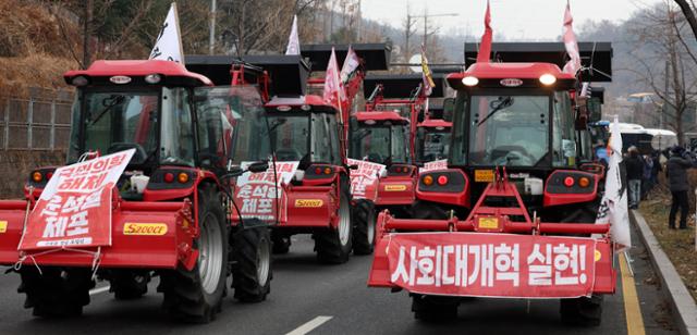 남태령 시위 여성 비하한 경찰관 찾는다… 경찰, 수사 착수