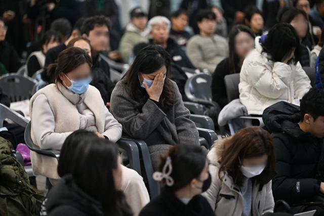 [현장] "잘 갔다 온다고 했잖아…" 눈물조차 말라버린 무안공항 대합실